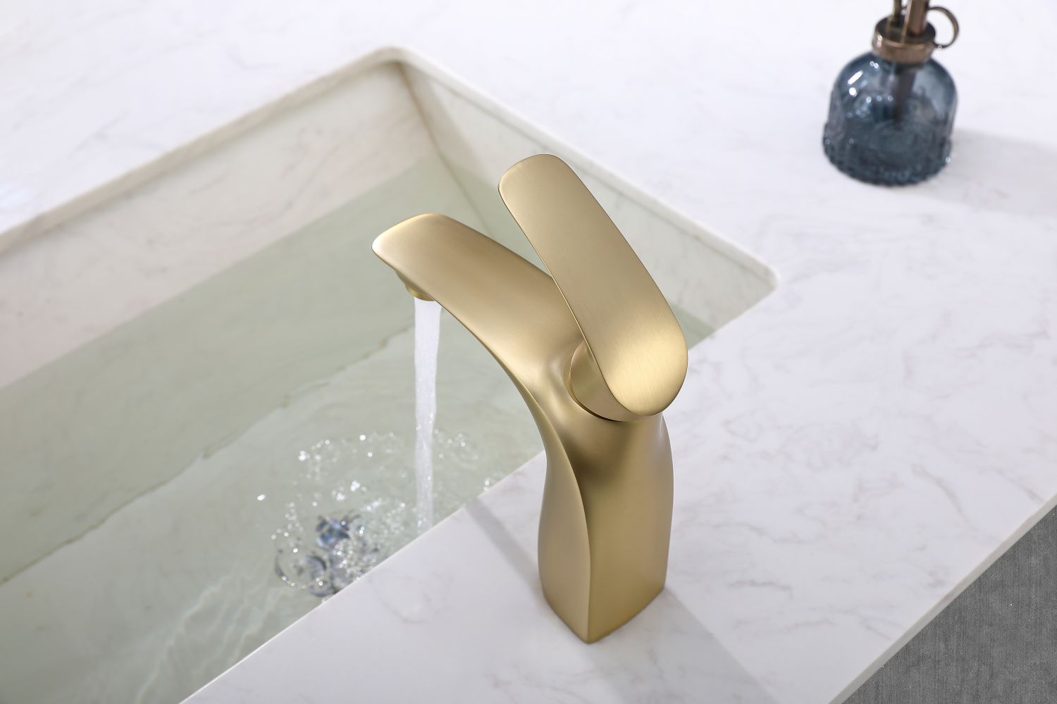 Grifo de baño con acabado de latón sólido y oro