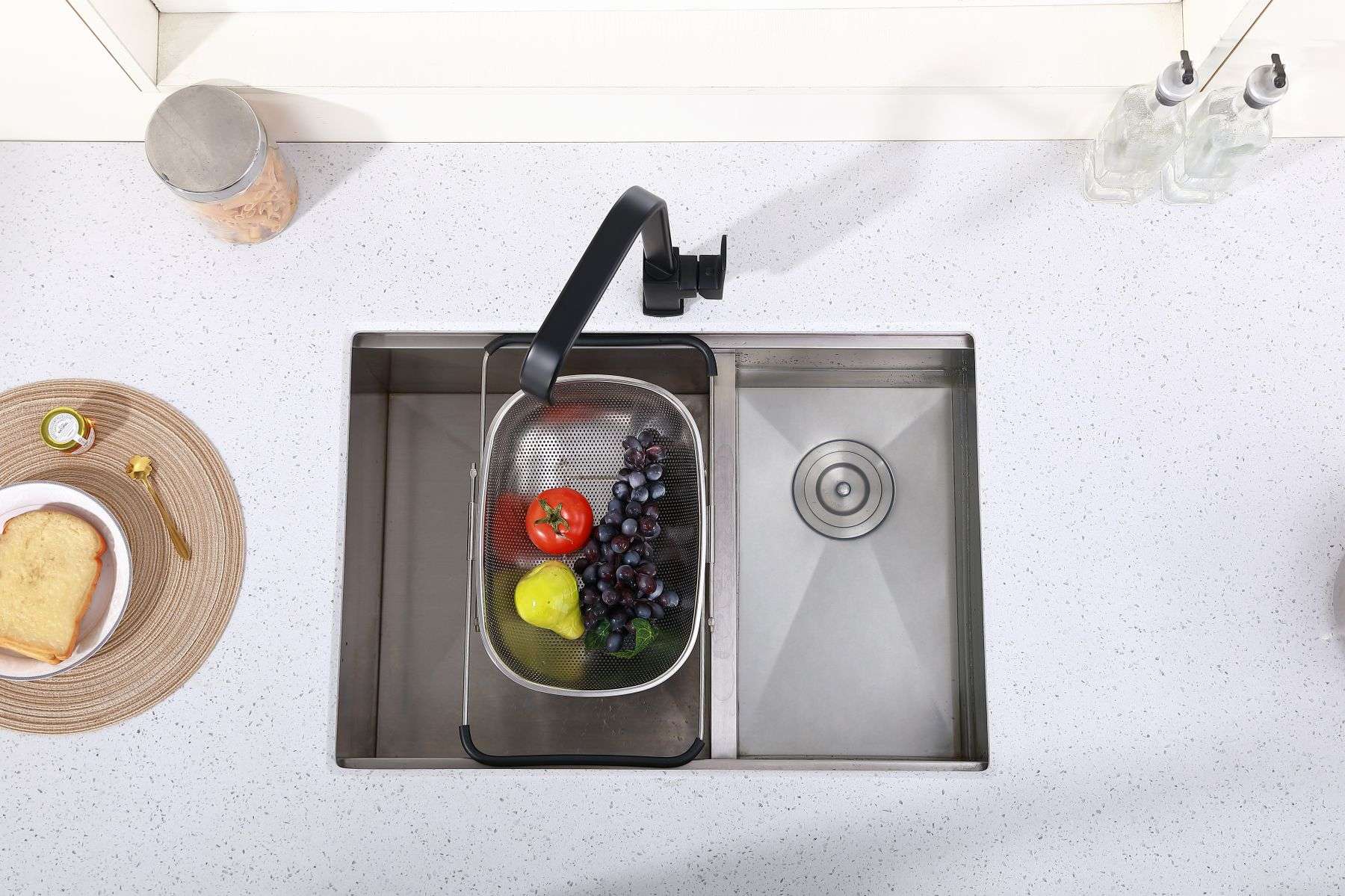Küchenarmatur im neuen Design mit mattem Schwarz